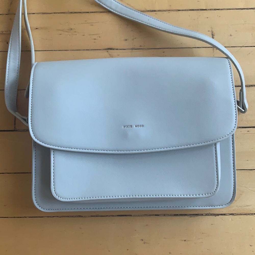 Dove gray medium sized purse with adjustable strap!